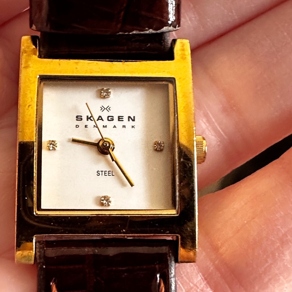 Skagen vintage Brown Leather with Swarovski crystals at 12,3,6,9. O’clock Watch